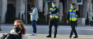 Teil des Erfolgsrezeptes. Zwei portugiesische Polizisten kontrollieren die Ausgangsbeschränkungen.