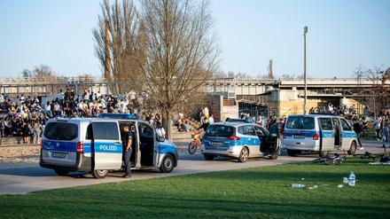 Polizeiwagen stehen bei warmen Temperaturen am Abend im vollen Park am Gleisdreieck.