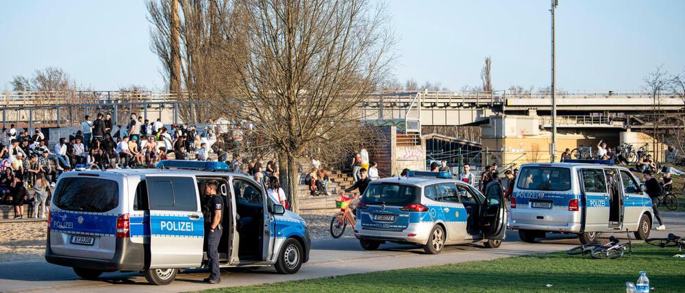 Polizeiwagen stehen bei warmen Temperaturen am Abend im vollen Park am Gleisdreieck.