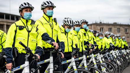 Vorstellung der neuen Fahrradstreifen: Die Staffel ist vor dem Olympiastadion mit ihren Rädern angetreten.