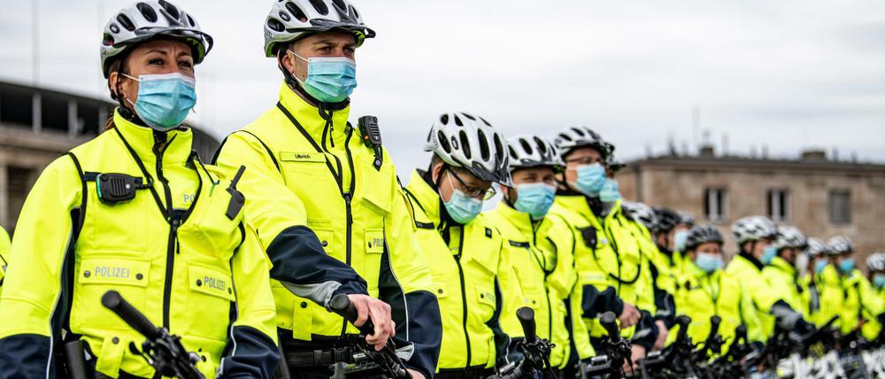 Vorstellung der neuen Fahrradstreifen: Die Staffel ist vor dem Olympiastadion mit ihren Rädern angetreten.