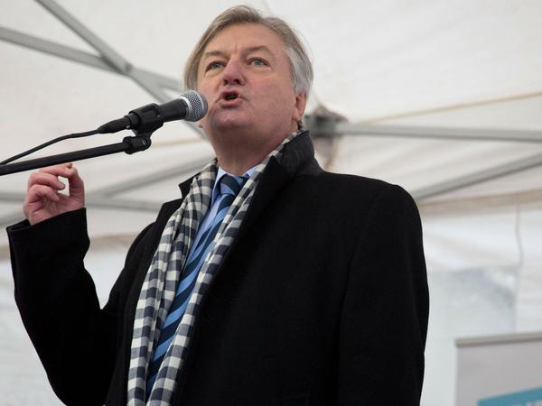 "Compact"-Chef Jürgen Elsässer vor "Friedensaktivisten" 2014 in Berlin