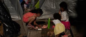 Immer mehr unbegleitete Kinder und Jugendliche werden an der US-Grenze zu Mexiko gebracht.