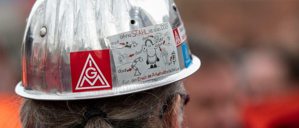 Stahlarbeiters vor einem Werkstor von Thyssenkrupp (Archivbild)