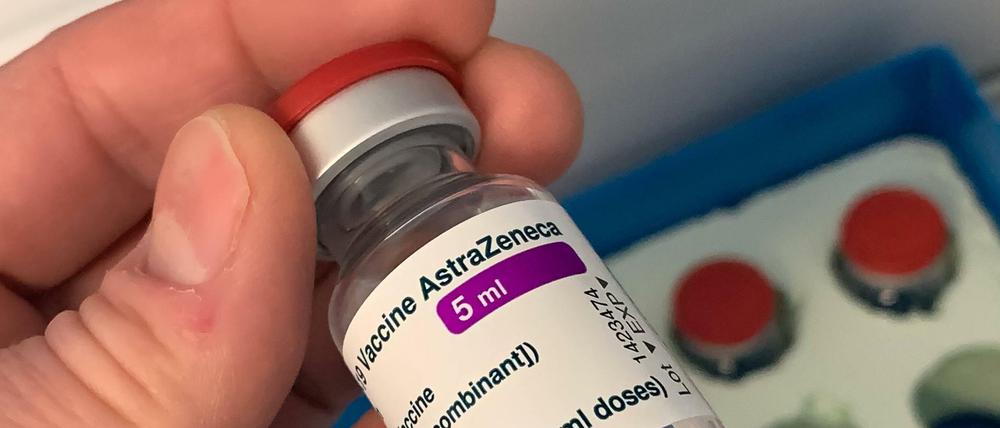 Eine Ampulle des Impfstoffs von Astrazeneca.