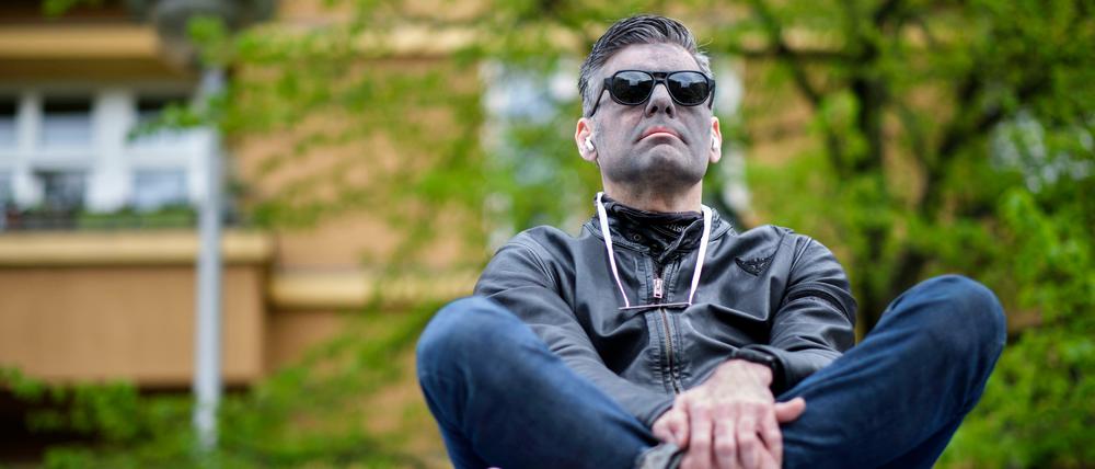 Ken Jebsen bei einer Coronaskeptiker-Demo im April 2020.