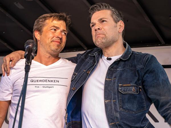 Querdenken-Gründer Michael Ballweg mit Ken Jebsen im Mai 2020 in Stuttgart.