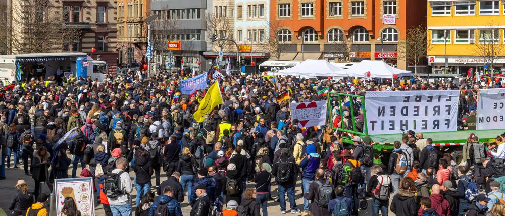 Querdenker und andere Gegner der Pandemie-Einschränkungen in Stuttgart.