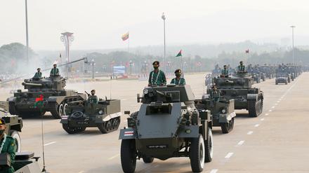 Soldaten in Myanmar bei einer Militärparade. Die Armee hat im Februar 2021 mit einem Putsch die Macht im Land an sich gerissen und geht brutal gegen jede Opposition vor.