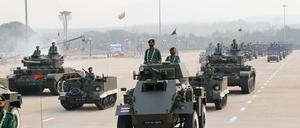 Soldaten in Myanmar bei einer Militärparade. Die Armee hat im Februar 2021 mit einem Putsch die Macht im Land an sich gerissen und geht brutal gegen jede Opposition vor.