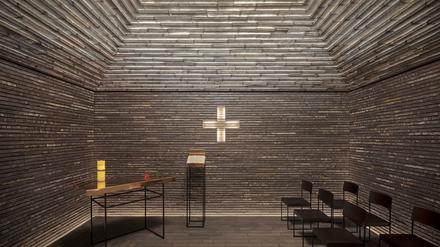 High-Tech-Architektur. Jeder Stein des „falschen Gewölbes“ ist einzeln an einem Stahlkonstrukt aufgehängt, die Fugen sind mit LEDs hinterleuchtet.