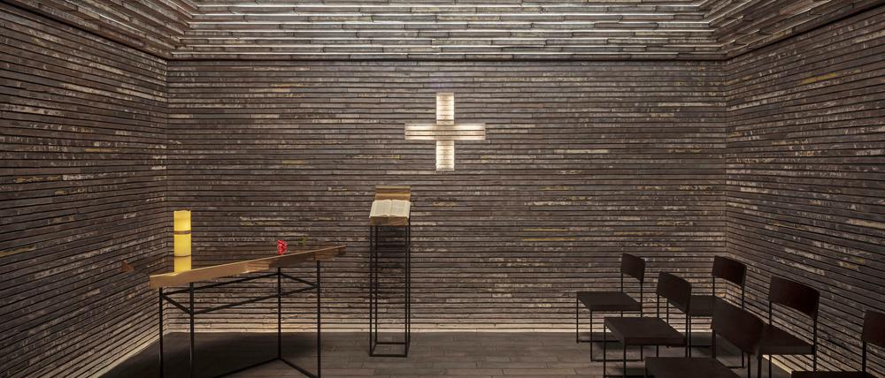 High-Tech-Architektur. Jeder Stein des „falschen Gewölbes“ ist einzeln an einem Stahlkonstrukt aufgehängt, die Fugen sind mit LEDs hinterleuchtet.