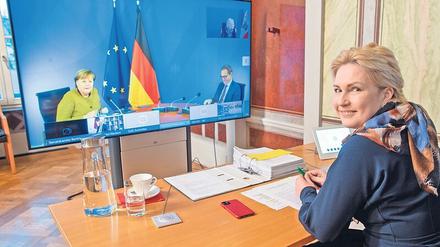 Ein "digitales Konklave"? Juristinnen schlagen vor, aus dem Online-Vatikan zu den Regeln der Verfassung zurückzukehren - hier Mecklenburg-Vorpommerns Regierungschefin Manuela Schwesig vor dem Großbildschirm mit Kanzlerin und Berlins Regierendem Bürgermeister Müller.
