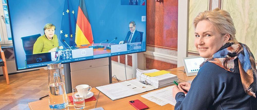 Ein "digitales Konklave"? Juristinnen schlagen vor, aus dem Online-Vatikan zu den Regeln der Verfassung zurückzukehren - hier Mecklenburg-Vorpommerns Regierungschefin Manuela Schwesig vor dem Großbildschirm mit Kanzlerin und Berlins Regierendem Bürgermeister Müller.