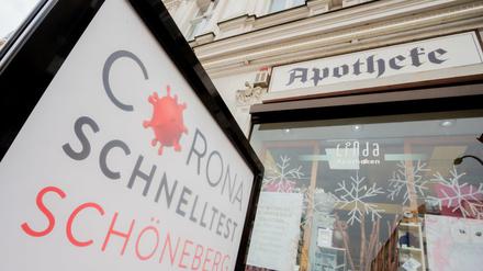 Ein Corona-Schnelltest-Schild steht vor einer Apotheke im Stadtteil Schöneberg, wo Corona-Schnelltests angeboten werden.