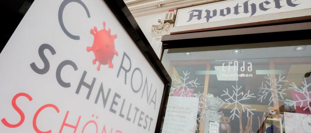 Ein Corona-Schnelltest-Schild steht vor einer Apotheke im Stadtteil Schöneberg, wo Corona-Schnelltests angeboten werden.