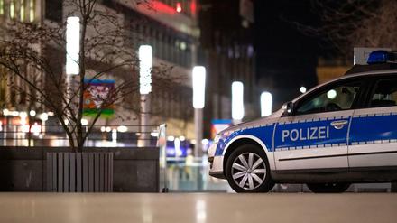 Polizisten kontrollieren in vielen Ländern, ob sich die Bürger an die nächtlichen Ausgangssperren halten.