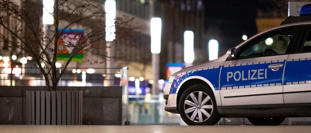 Polizisten kontrollieren in vielen Ländern, ob sich die Bürger an die nächtlichen Ausgangssperren halten.