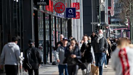 Noch seien einige Fragen offen: Etwa wie Ladeninhaber vorgelegten Testbescheinigungen kontrollieren sollen.