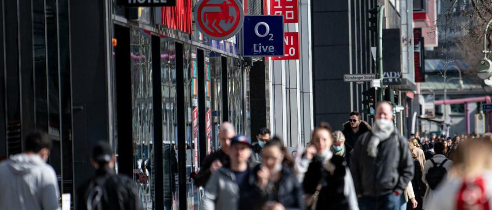 Noch seien einige Fragen offen: Etwa wie Ladeninhaber vorgelegten Testbescheinigungen kontrollieren sollen.