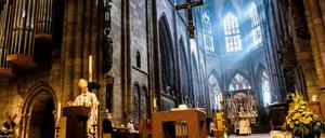 Analog und als Livestream: Erzbischof Stephan Burger spricht während des Pontifikalamtes zum Ostersonntag im Freiburger Münster.