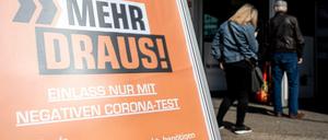 Mehr testen: Ein Schild vor einem Elektronikmarkt am Alexanderplatz.