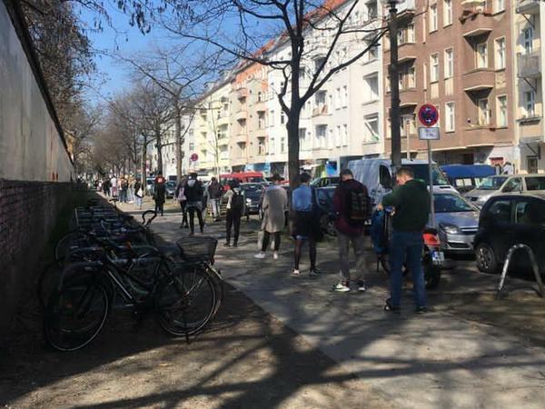 Am Ende dieser Schlange müsste eine Teststelle liegen - der Gehweg am RAW-Gelände am Mittwoch.