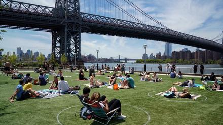 Erholung in Corona-Zeiten: New Yorker im Domino Park von Brooklyn (Archivbild) 