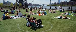 Erholung in Corona-Zeiten: New Yorker im Domino Park von Brooklyn (Archivbild) 