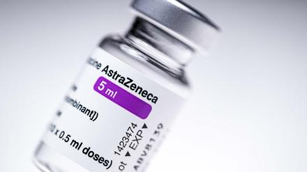 Der Impfstoff von Astrazeneca.steht ab sofort Menschen der Altersgruppe von 60 bis 70 Jahren zur Verfügung. Termine können über eine Impfhotline reserviert werden.