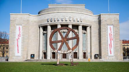 Die Volksbühne am Rosa-Luxemburg-Platz, zur Zeit mit Plakaten gegen Querdenker. 