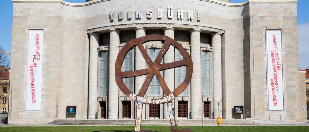 Die Volksbühne am Rosa-Luxemburg-Platz, zur Zeit mit Plakaten gegen Querdenker. 