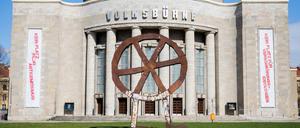 Die Volksbühne am Rosa-Luxemburg-Platz, zur Zeit mit Plakaten gegen Querdenker. 