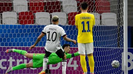  Lukas Nmecha trifft in dieser Szene nur den Pfosten.
