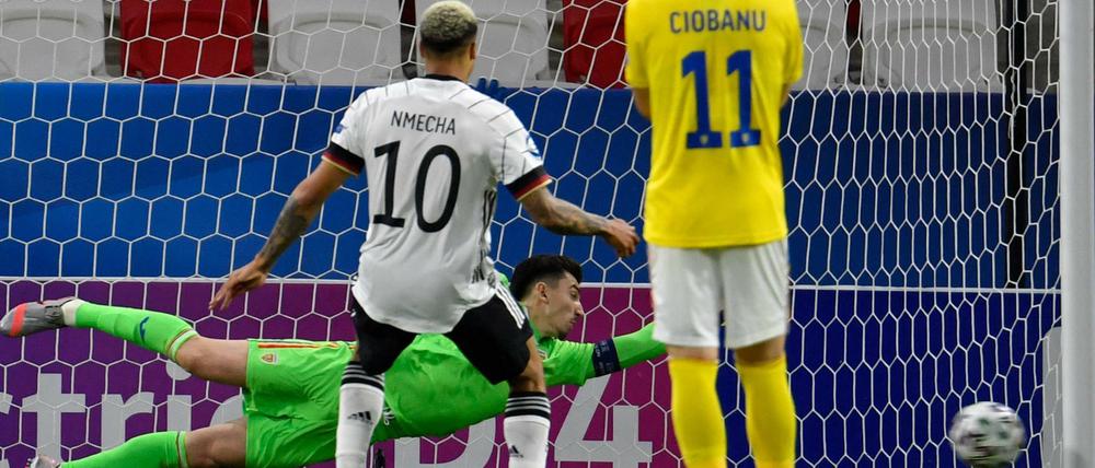 Lukas Nmecha trifft in dieser Szene nur den Pfosten.