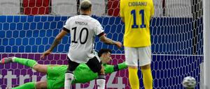  Lukas Nmecha trifft in dieser Szene nur den Pfosten.