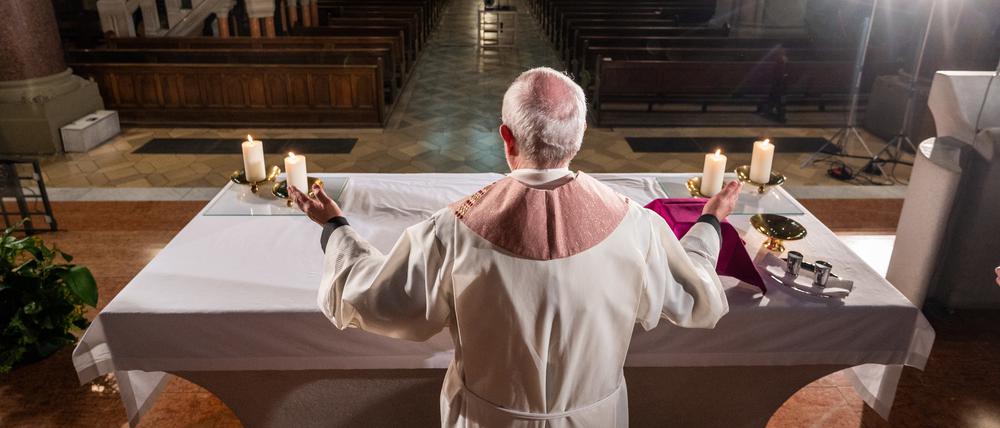 Vor leeren Bänken. Wie 2020 gelten auch für das diesjährige Osterfest in den Kirchen Einschränkungen.