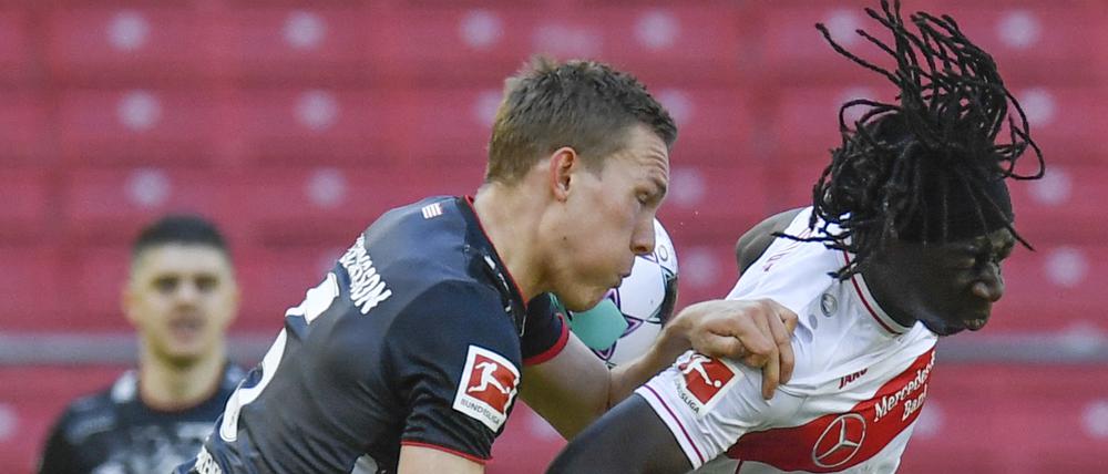 Enge Kiste. Bremens Ludwig Augustinsson im Duell mit Tanguy Coulibaly (r.). Werders Verteidiger entschied das Spiel mit einem Eigentor zugunsten der Stuttgarter. 