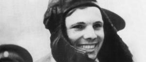 Der sowjetische Kosmonaut Juri Gagarin kurz nach dem ersten bemannten Weltraumflug (Aufnahmeort unbekannt).