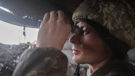 Auf der Hut: Blufft das russische Militär nur, oder will es angreifen? Wachmann der ukrainischen Armee an der Demarkationslinie zu Rebellengebiet nahe Donetsk.