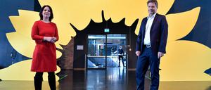 Die Partei will sie als Kanzlerkandidatin, die Wählerinnen und Wähler bevorzugen ihn. Annalena Baerbock und Robert Habeck bei der Vorstellung des grünen Parteiprogramms. 