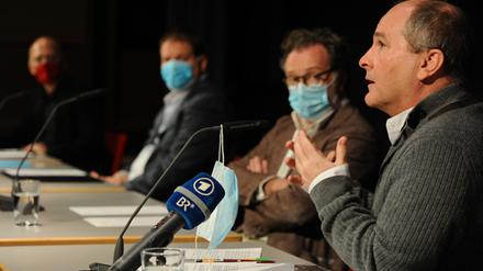 Von links nach rechts: Hansjörg Albrecht, Wolfgang Ablinger-Sperrhacke, Christian Gerhaher und Kevin Conners bei einer Pressekonferenz.