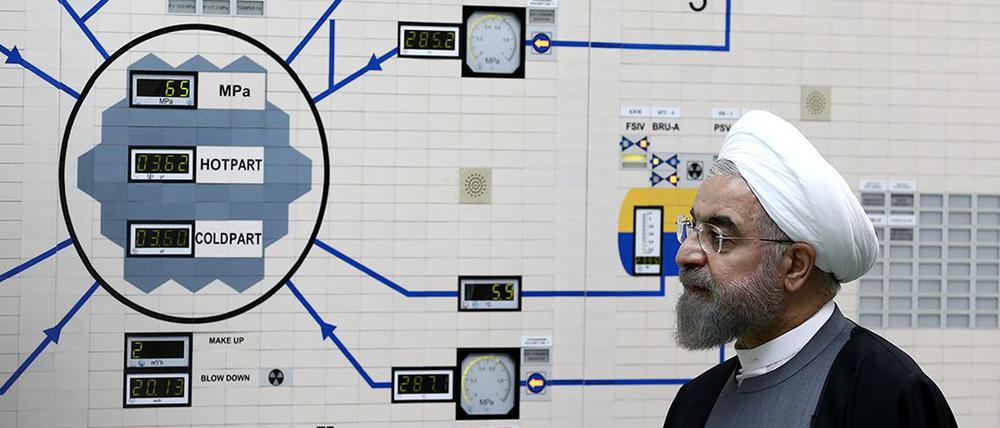 Irans Präsident Hassan Rouhani im Kontrollraum der Atomanlage in Bushehr. 