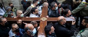 Israelische und arabische Christen laufen am Karfreitag durch die Via Dolorosa.