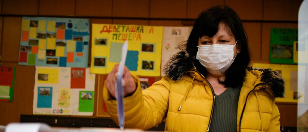 Eine Frau gibt ihre Stimme am Sonntag in Sofia ab.
