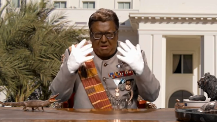 Satiriker Helmut Schleich mimt einen schwarzen Diktator.