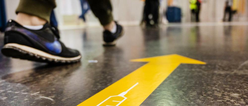 Pfeil-Symbole geben im Impfzentrum im Berliner Velodrom die Richtung vor.