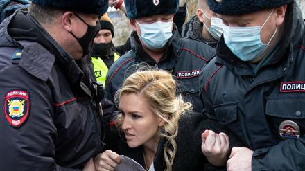 Anastassija Wassiljewa, Vorsitzende der Allianz der Ärzte und Ärztin von Nawalny, wird von Polizisten festgehalten.