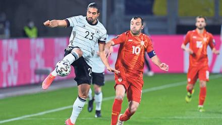 Ohne Esprit. Emre Can und seine Kollegen wurden von den Nordmazedoniern um ihren 1:0-Torschützen Goran Pandev unangenehm überrascht. 
