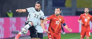 Ohne Esprit. Emre Can und seine Kollegen wurden von den Nordmazedoniern um ihren 1:0-Torschützen Goran Pandev unangenehm überrascht. 